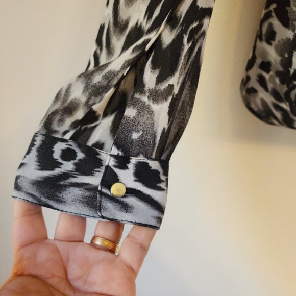 Rampage Animal Print Blouse Women M Double Wrap Top Tab Sleeve Classic Chic - Picture 10 of 16